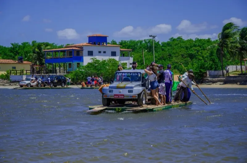 Travessia de balsa na Barra do Rio